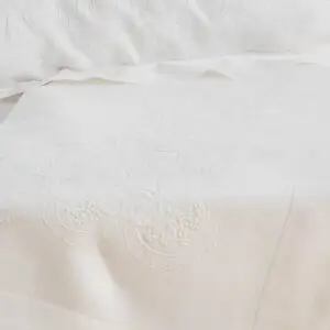 Juego de cama bordado a mano