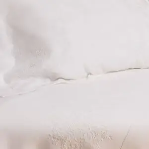 Juego de cama bordado a mano