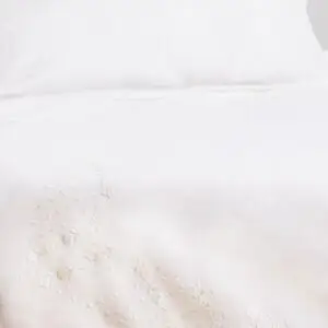 Juego de cama bordado a mano
